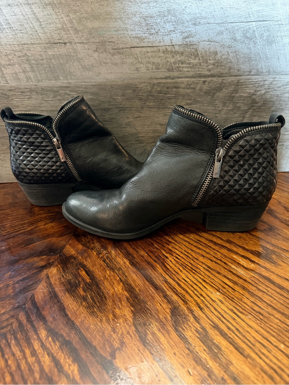 Lucky Brand Bartalino Black Double Side Zip Geometric Quilted Bootie Sz 8.5